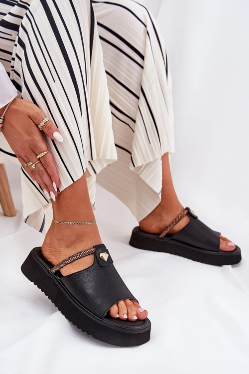 Skórzane Klapki Damskie Na Platformie Z Ozdobnym Paskiem D&A MK51-475 Czarne