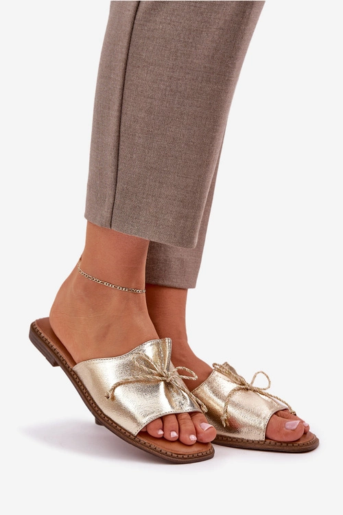 Klapki Na Płaskiej Podeszwie Z Ozdobną Kokardką Złote Deonelis