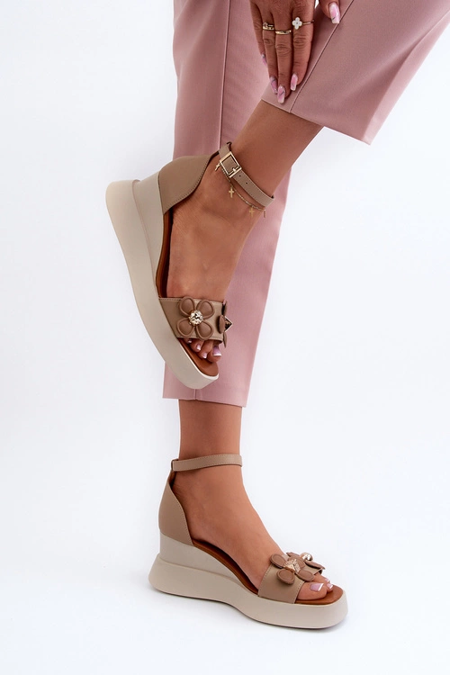 Sandały Damskie Na Platformie I Koturnie Z Kwiatami Beżowe Foviana
