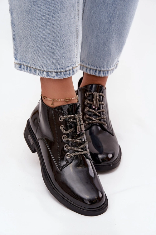 Skórzane Lakierowane Botki Damskie Z Ozdobnym Sznurowaniem D&A MR52-124 Czarne