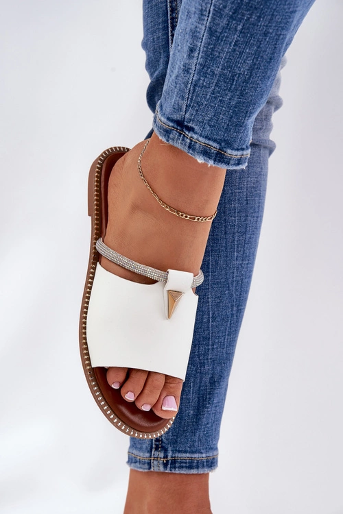 Eko Skórzane Klapki Na Płaskim Obcasie Z Ozdobnym Paseczkiem Białe Hirtewi