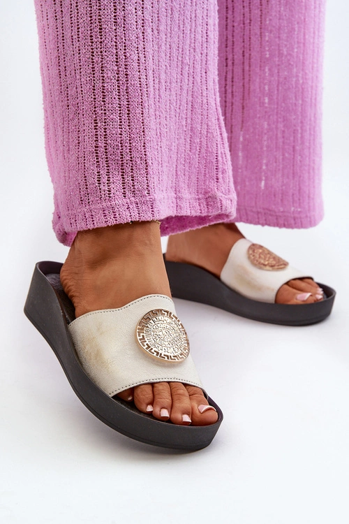 Zazoo 2920 Skórzane Klapki Damskie Na Koturnie Ze Złotym Detalem Złoty Przecierany