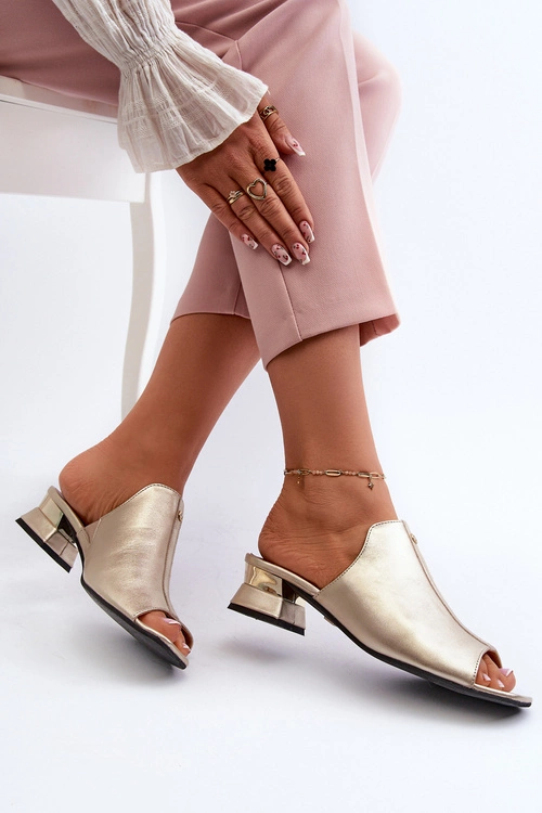 Eleganckie Klapki Damskie Ze Skóry Naturalnej Na Niskim Obcasie Maciejka 06360-25 Złote