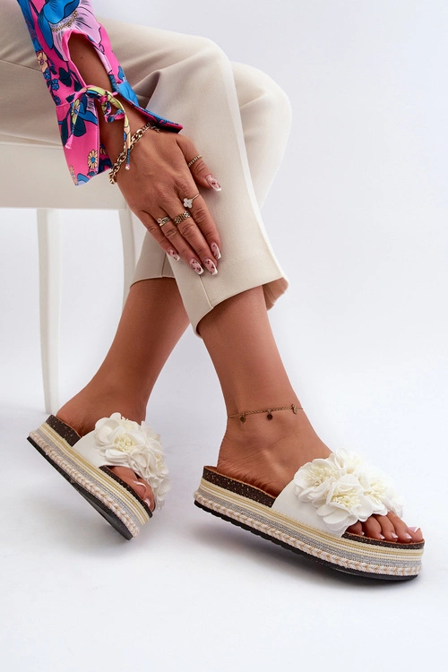 Klapki Damskie Na Platformie Ozdobione Kwiatkami Białe Nodina