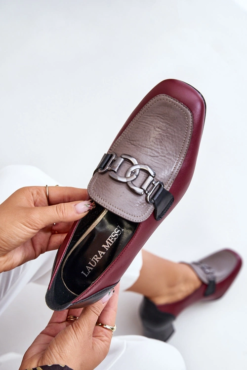 Skórzane Czółenka Na Słupku Ze Złotą Ozdobą Laura Messi 2861 Bordowe