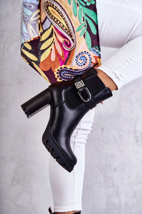 Skórzane Botki Na Słupku Z Ozdobnym Paskiem Czarne Maresol