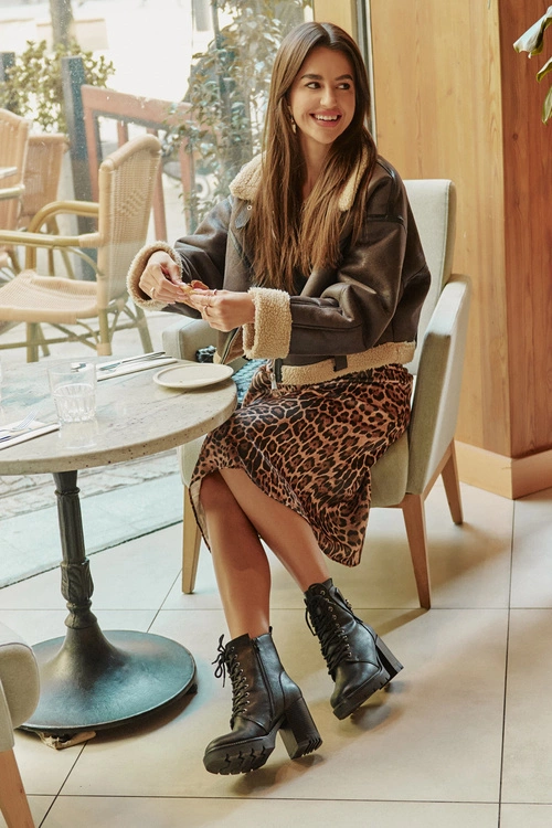 Ocieplane Botki Na Słupku Ze Złotym Detalem Czarne Ivarisse