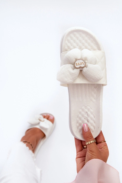 Klapki Damskie Z Ozdobą Na Niskiej Platformie Białe Cedrella