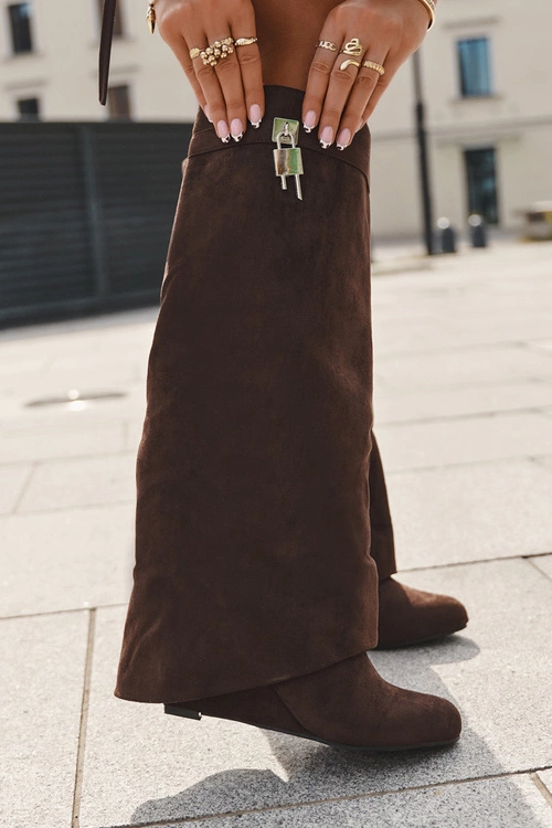 Kozaki Damskie Na Koturnie Z Paskiem I Srebrnym Detalem Czekoladowe Korivelle