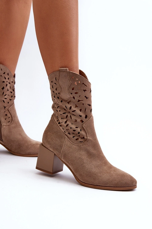 Zamszowe Botki Z Ażurową Cholewką Na Klocku Ciemnobeżowe Irvelame