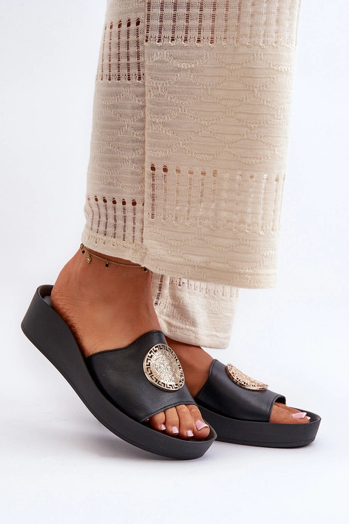 Zazoo 2920 Skórzane Klapki Damskie Na Koturnie Ze Złotym Detalem Czarne