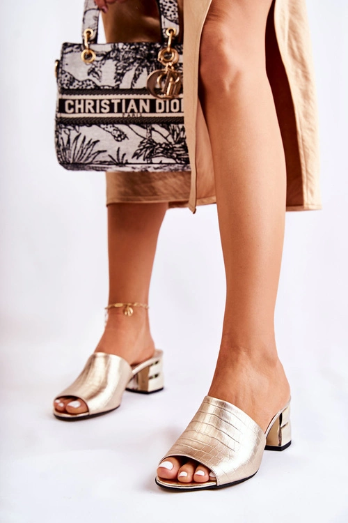 Skórzane Klapki Damskie Wzór Krokodyl Na Obcasie Złote Perry