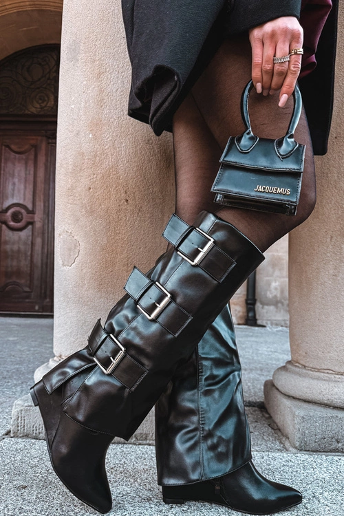 Kozaki Damskie Na Koturnie Z Wywiniętą Cholewką I Srebrnymi Klamrami Czarne Sarisse