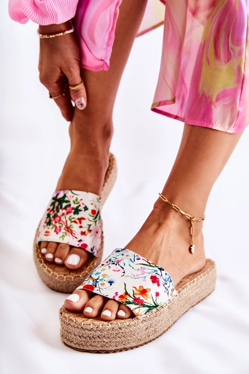 Klapki Na Platformie W Kwiaty Białe Malia