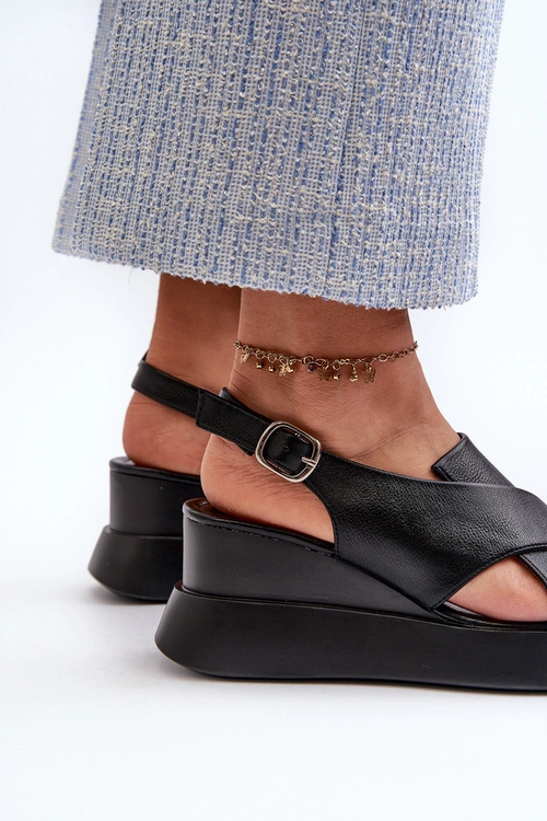 Sandały Damskie Z Eko Skóry Na Platformie I Koturnie Czarne Vaiara