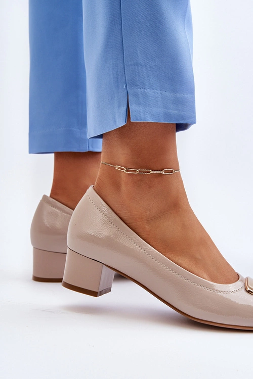 Lakierowane Czółenka Na Klocku Z Ozdobą Beżowe Enollia