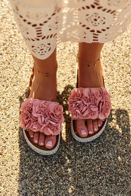 Klapki Damskie Na Platformie Ozdobione Kwiatkami Różowe Nodina