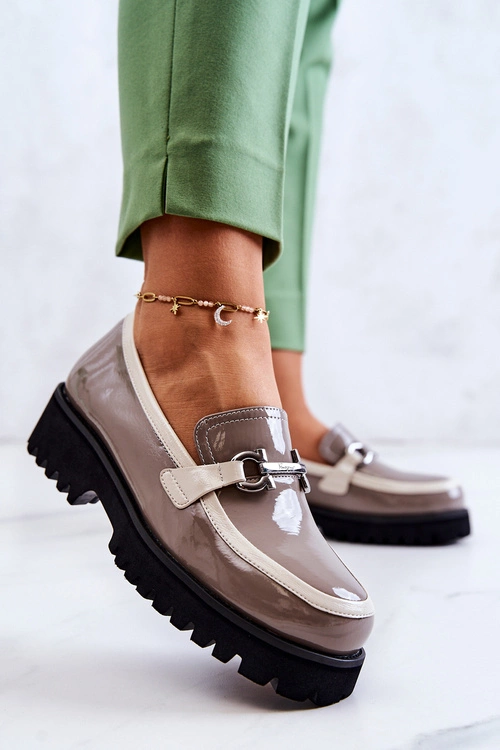 Lakierowane Damskie Półbuty Loafery Beżowo-Białe Cassida