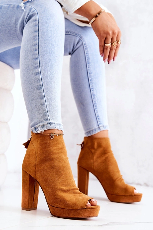 Botki Na Słupku Odkryte Palce Camel Adore