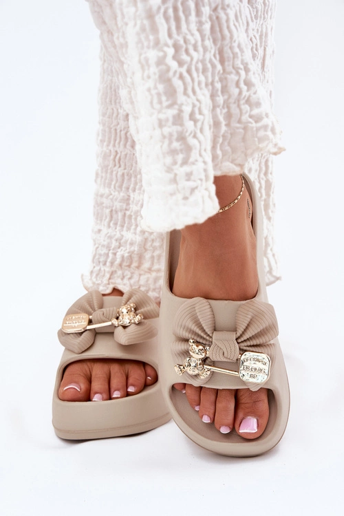 Klapki Damskie Piankowe Na Platformie Z Kokardką I Broszką Ciemnobeżowe Marlize