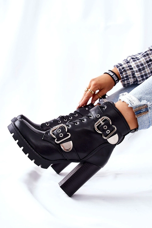 Botki Na Słupku Z Klamrą Czarne Flaris