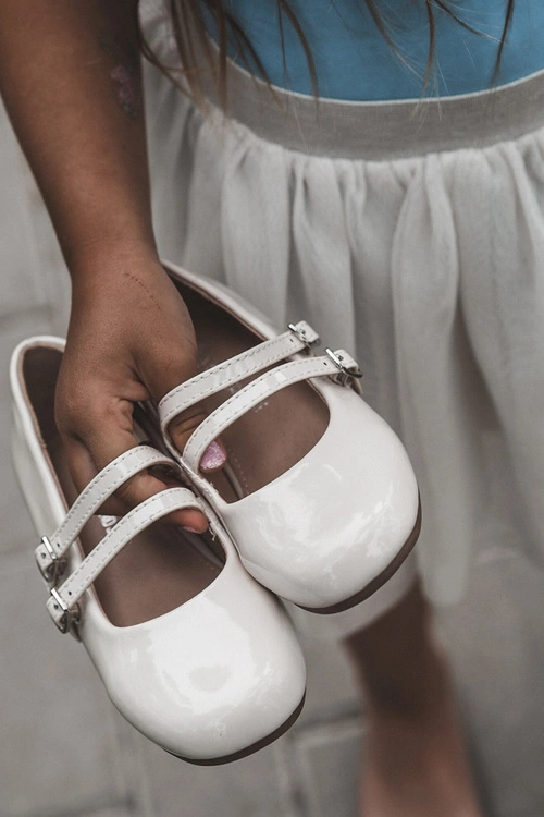 Lakierowane Balerinki Dziecięce Z Paseczkami Beżowe Margenis