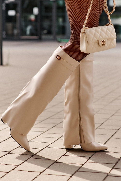 Kozaki Damskie Eko Skórzane Z Wywiniętą Cholewką Na Słupku Jasnobeżowe Avamora