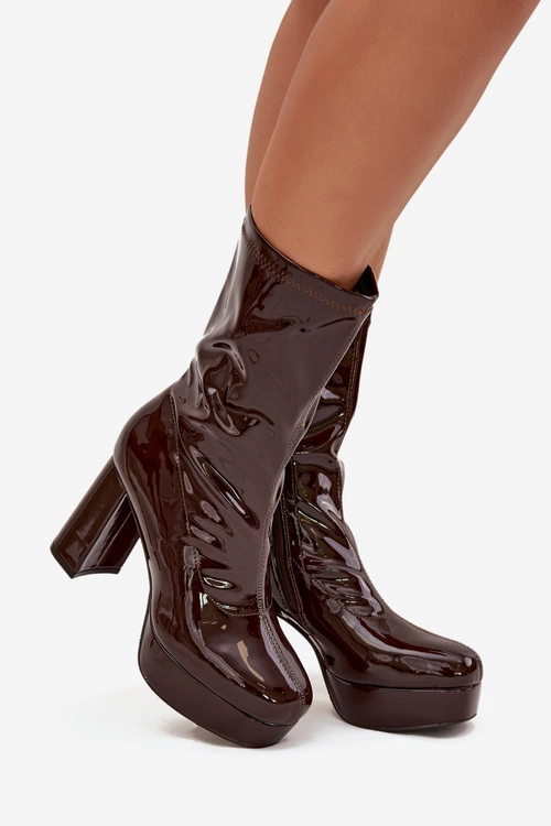 Lakierowane Botki Damskie Na Platformie I Słupkowym Obcasie Czekoladowe Calvessa
