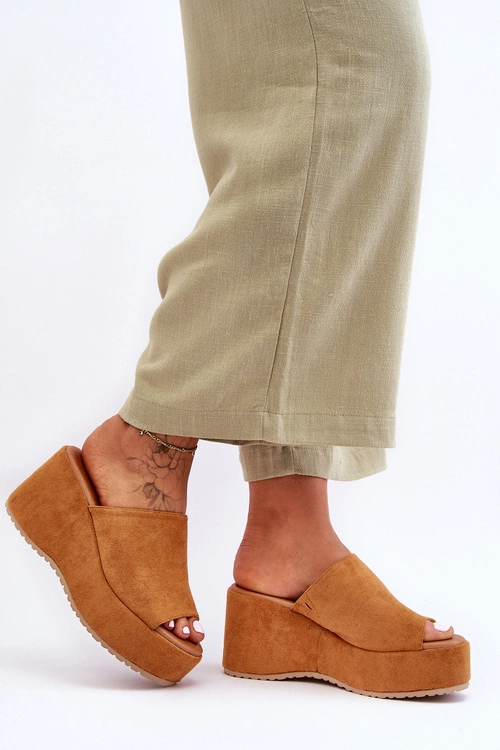 Damskie Klapki Na Masywnej Platformie Camel Martina