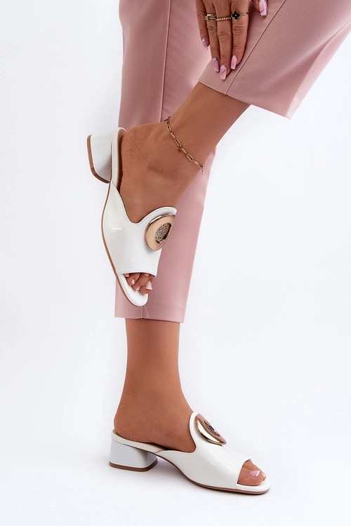 Eleganckie Lakierowane Klapki Damskie Na Niskim Obcasie Ze Złotą Ozdobą Białe Uzimila