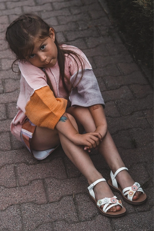 Sandałki Dziecięce Zapinane Na Rzep Z Kwiatkami Białe Nestalee