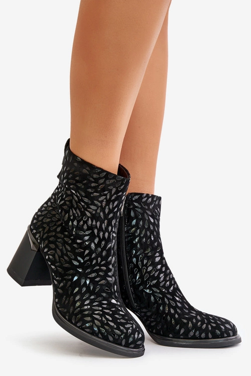 Zamszowe Botki Na Słupku Z Ozdobnym Tłoczeniem D&A CR42-192 Czarne