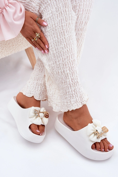 Klapki Damskie Piankowe Na Platformie Z Kokardką I Broszką Białe Marlize