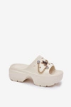 Piankowe Klapki Damskie Na Masywnej Platformie Ze Złotymi Przypinkami Ecru Ivoriel 