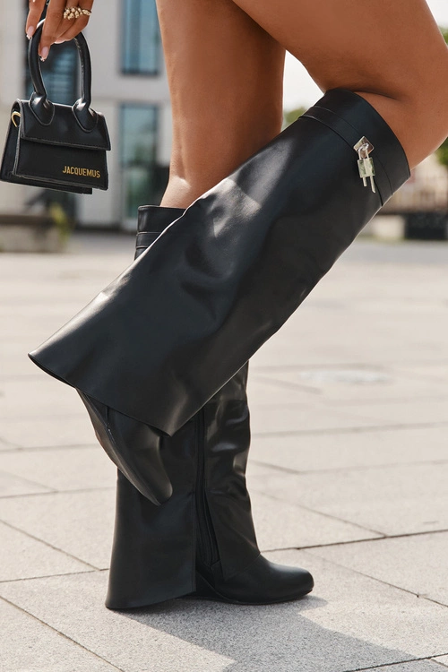 Kozaki Damskie Na Koturnie Z Paskiem I Srebrnym Detalem Eko Skórzane Czarne Korivelle