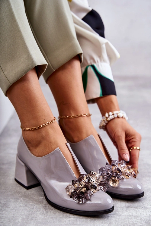 Lakierowane Skórzane Półbuty Gładkie Z Ciemną Ozdobą Szare Delaver