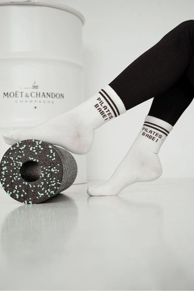 Skarpetki Damskie Z Brązowym Napisem PILATES, BABE! Ecru