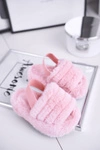 Dziecięce klapki z futerkiem i gumką różowe Fluffy