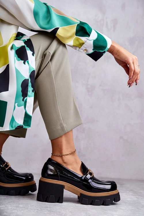 Lakierowane Półbuty Na Obcasie Ze Złotą Ozdobą Czarne Lurdes