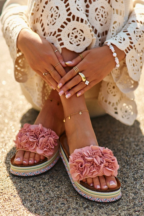 Klapki Damskie Na Platformie Ozdobione Kwiatkami Różowe Nodina