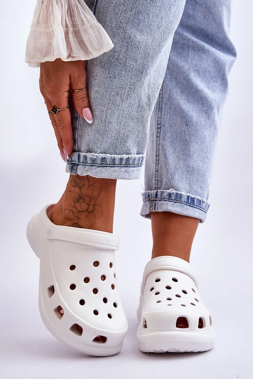 Piankowe Klapki Kroksy Na Masywnej Podeszwie Białe Katniss