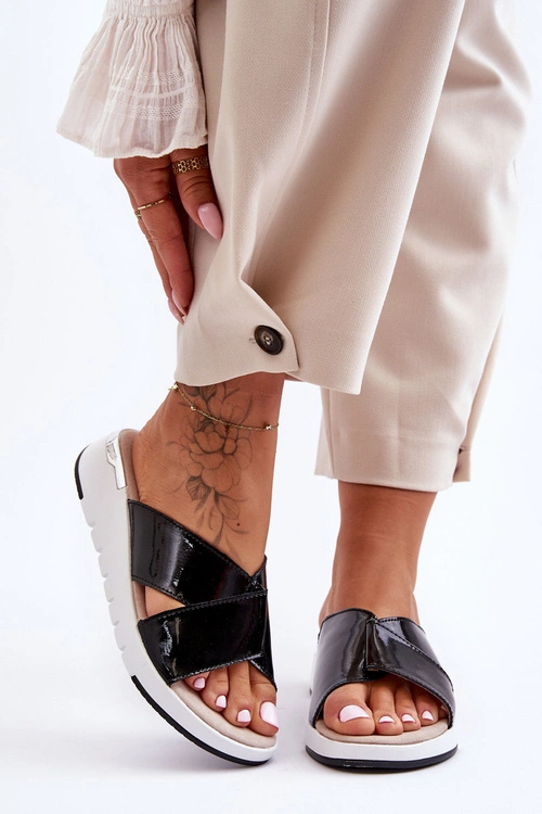 Lakierowane Klapki Na Niskim Koturnie S.Barski AL22469 Czarne