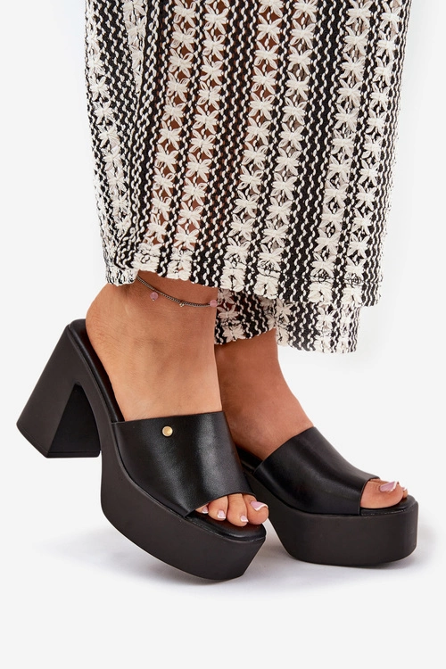 Damskie Klapki Z Eko Skóry Na Słupku I Platformie Czarne Tamirella