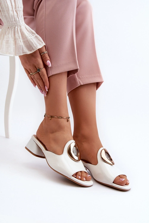 Eleganckie Lakierowane Klapki Damskie Na Niskim Obcasie Ze Złotą Ozdobą Białe Uzimila