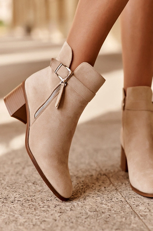 Zamszowe Botki Na Obcasie Z Klamrą Beżowe Bronte