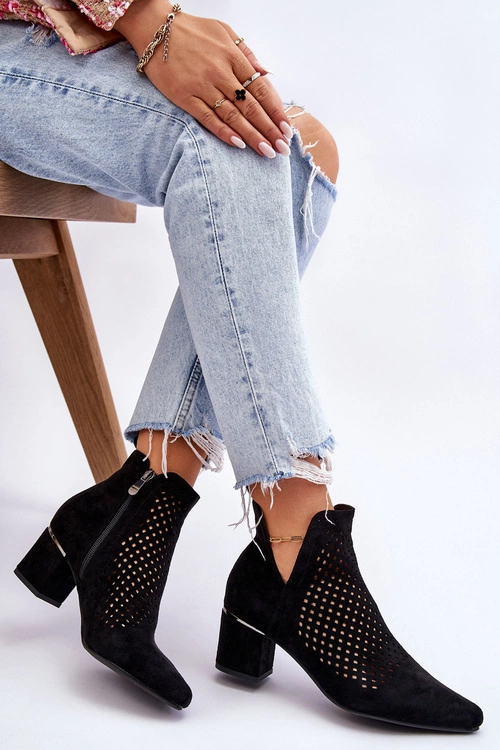 Zamszowe Botki Ażurowe Z Wycięciem Na Obcasie Czarne Blakely