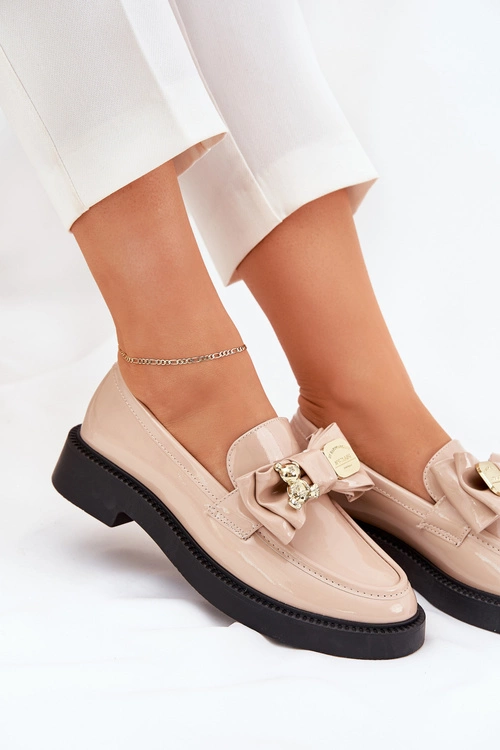 Lakierowane Mokasyny Z Kokardą I Ozdobną Broszką Beżowe Leandriel