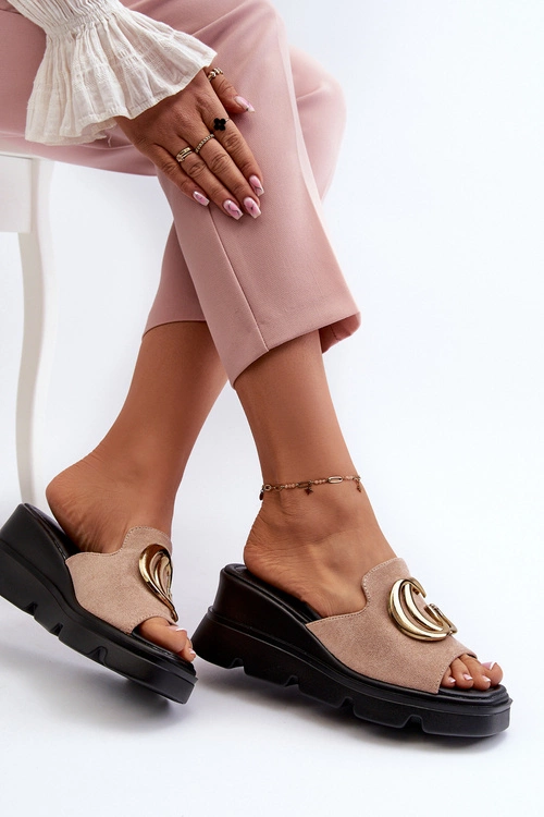 Klapki Damskie Z Eko Zamszu Na Koturnie I Platformie Ze Złotą Ozdobą Vinceza 58295 Beżowe