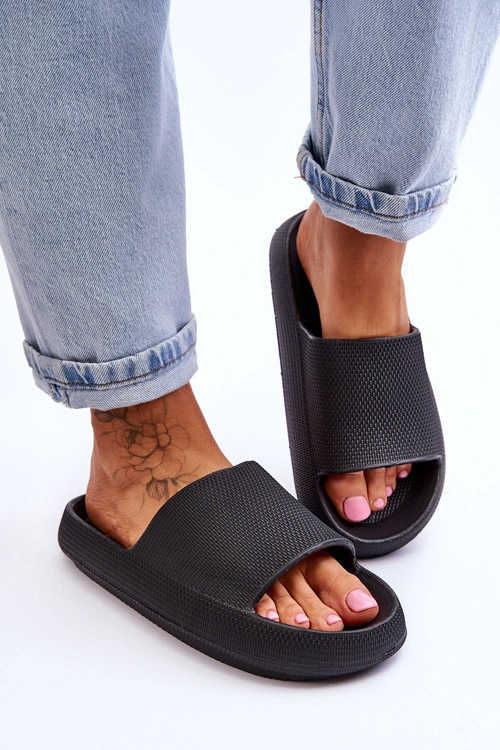 Modne Lekkie Klapki Na Masywnej Podeszwie Czarne Rebel