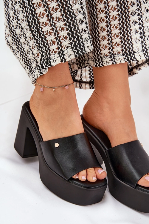 Damskie Klapki Z Eko Skóry Na Słupku I Platformie Czarne Tamirella